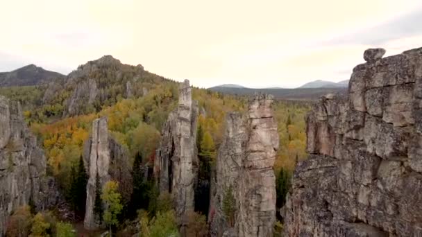ドロン 岩の上を飛んでいます 晴れた秋の日にロシアのウラル山脈の無人機からの息をのむような景色 絵のように美しい風景を通して山に離陸 エコトラベル — ストック動画
