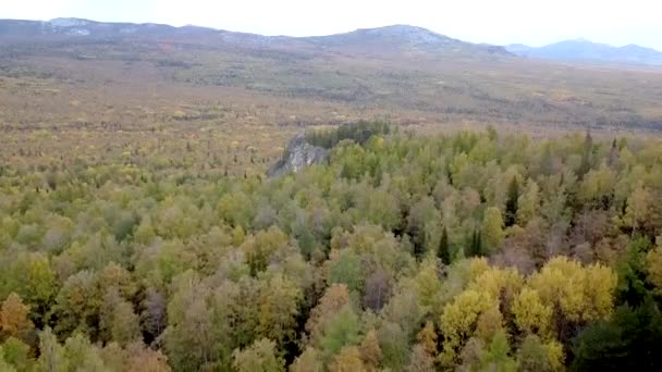 Flyger Över Klipporna Hisnande Utsikt Från Drönare Uralbergen Ryssland Solig — Stockvideo