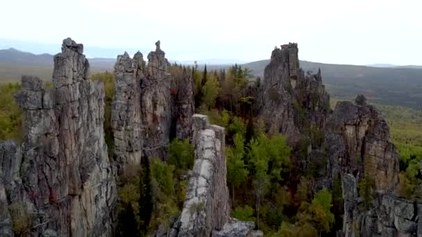 Voando Sobre Rochas Uma Vista Deslumbrante Drone Das Montanhas Urais — Vídeo de Stock