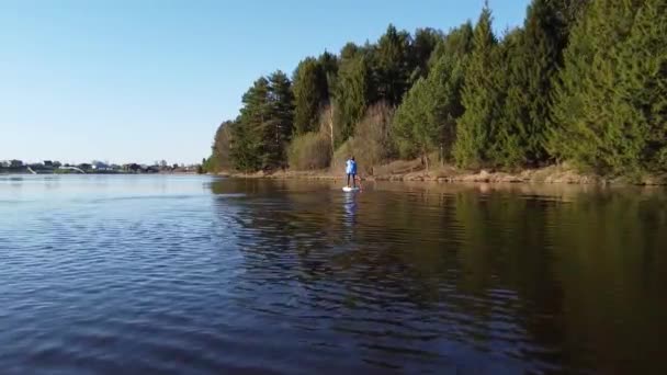 Une Fille Monte Soup Board Sur Lac Forestier — Video