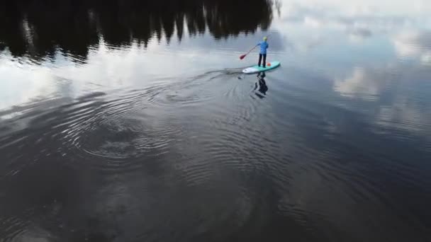 Une Fille Monte Soup Board Sur Lac Forestier — Video