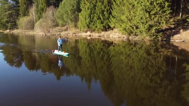 Une Fille Monte Soup Board Sur Lac Forestier — Video