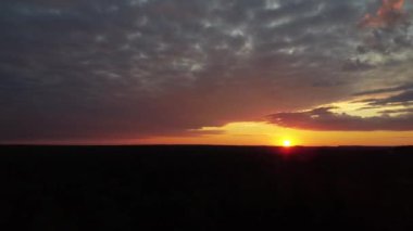 Quadcopter tarafından çekilen renkli günbatımı