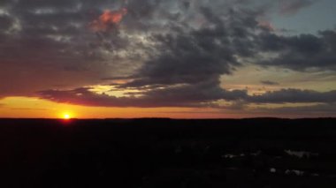 Quadcopter tarafından çekilen renkli günbatımı