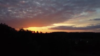 Quadcopter tarafından çekilen renkli günbatımı