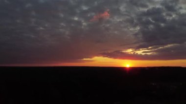 Quadcopter tarafından çekilen renkli günbatımı