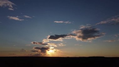 Quadcopter tarafından çekilen renkli günbatımı