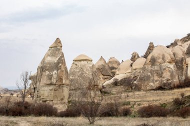Kapadokya hindisi. Yerel sakinlerin evleri, kumlu kayalıklarda kazılmış. Evvelkilerin evleri. UNESCO Anıtı