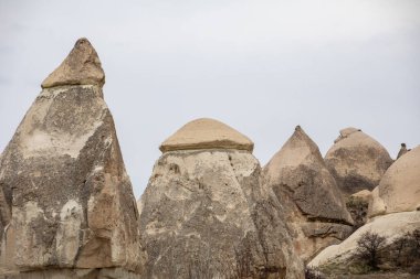 Kapadokya hindisi. Yerel sakinlerin evleri, kumlu kayalıklarda kazılmış. Evvelkilerin evleri. UNESCO Anıtı