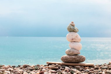 Cairn. Turkuaz deniz. Çakıl taşlı kumsal