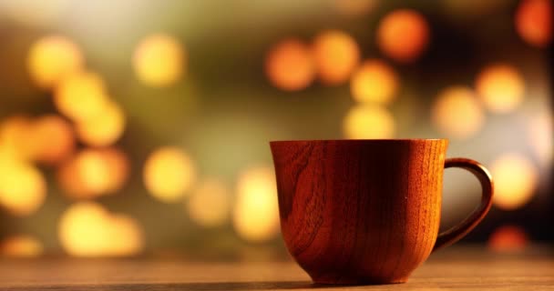 木桶加咖啡 蒸汽来自热咖啡 巧克力和茶中的杯子 背景上的圣诞灯 圣诞节快到了 — 图库视频影像