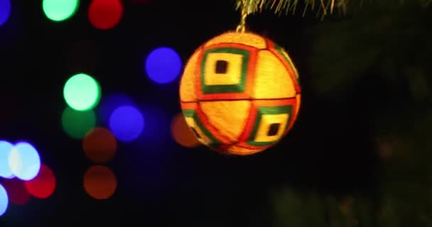 Auf Einem Grünen Fichtenzweig Schwankt Das Handgefertigte Weihnachtskuscheltier Weihnachtsbeleuchtung Hintergrund — Stockvideo