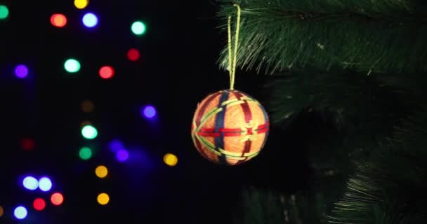 Новогодняя Мягкая Игрушка Ручной Работы Раскачивается Зеленой Еловой Ветке Рождественские — стоковое видео