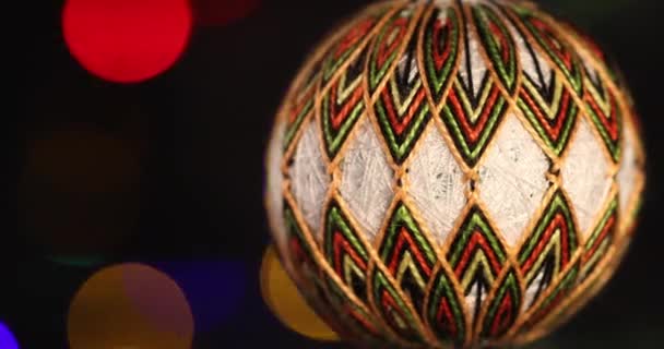 Auf Einem Grünen Fichtenzweig Schwankt Das Handgefertigte Weihnachtskuscheltier Weihnachtsbeleuchtung Hintergrund — Stockvideo