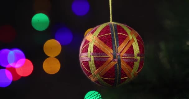 Navidad Año Nuevo Suave Juguete Hecho Mano Balancea Una Rama — Vídeos de Stock