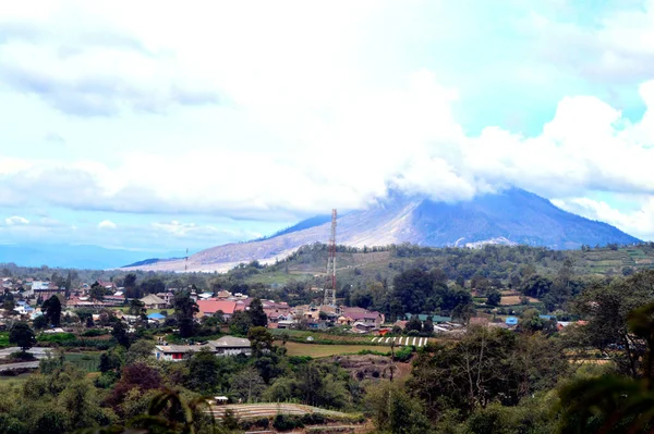 Patlamanın Ardından Berastagi Bulunan Sinabung Dağı Yerel Sakinlerin Evlerine Zarar — Stok fotoğraf