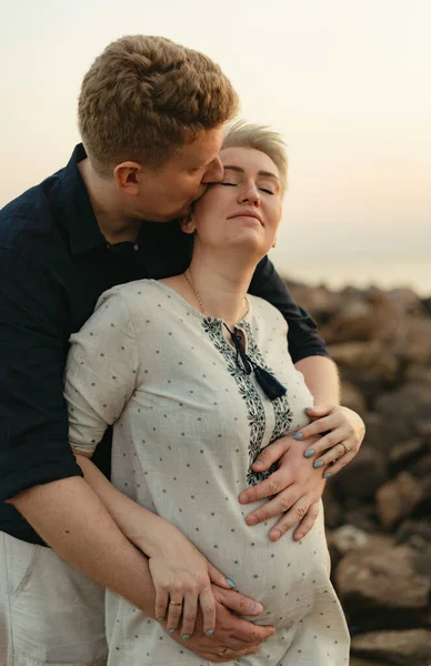 Lovely Caucaisan Couple Man Hugging Kissing His Pregnant Wife Sea — Stock Photo, Image