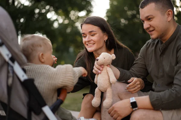 Bambino Seduto Passeggino Suoi Giovani Genitori Sullo Sfondo Seduto Alla — Foto Stock