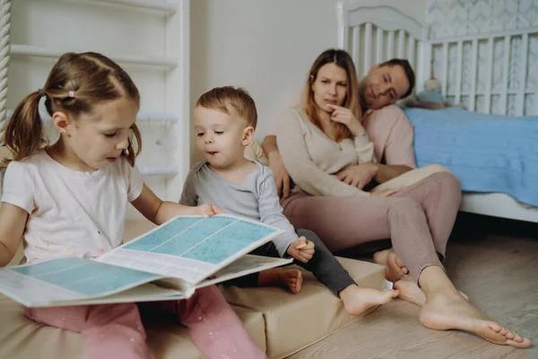 Carino Bambino Ragazzo Che Legge Libro Nella Loro Stanza Bambino — Foto Stock