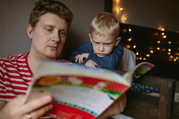 Padre Leggendo Libro Natale Suo Piccolo Figlio Carino Festeggiamenti Capodanno — Foto Stock