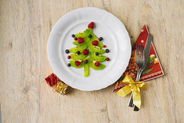 Świąteczne Jedzenie Dla Dzieci Białe Danie Choinką Kiwi Malinami Jeżynami — Zdjęcie stockowe