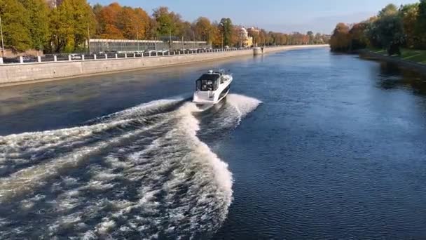 Barco de velocidad dejando un rastro espumoso en el agua flotando junto al río en San Petersburgo, Rusia. — Vídeos de Stock