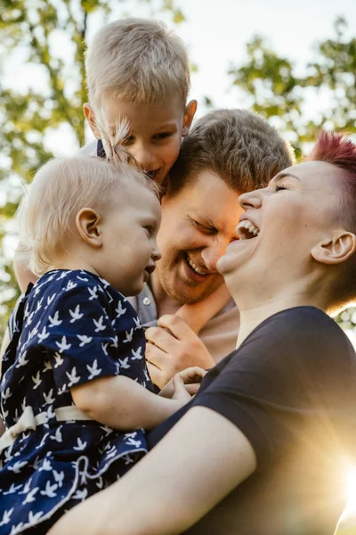 Famiglia Caucasica Amorevole Insieme Nel Parco Padre Madre Che Tengono — Foto Stock