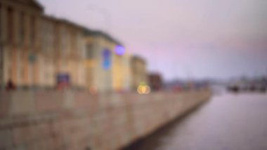  Neva 'nın Saint Petersburg' daki bulanık yol videosu. Hareket halindeki araba ışıkları, tarihi binalar...