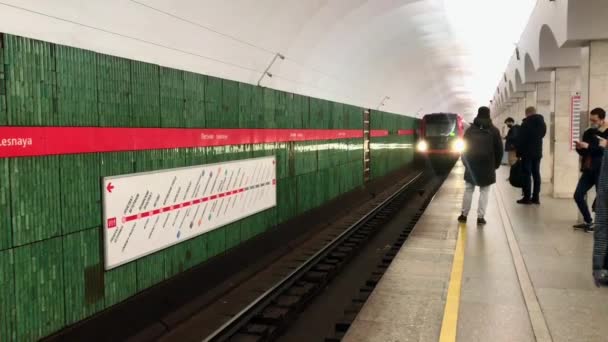 2021 Saint Petersburg Subway Station Lesnaya Metro Train Coming Doors — 图库视频影像
