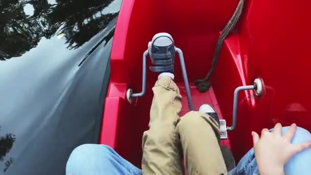 Çocukların Bacakları Pedal Çeviriyor Kayığın Üstünde Babalarının Kucağında Oturuyor — Stok video