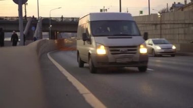 10.31.2021 Saint-petersburg. St. Petersburg, Rusya caddesinde odaksız araba trafiği. Liteyny Köprüsü 'nün altındaki yol. - Evet. Yüksek kaliteli FullHD görüntüler