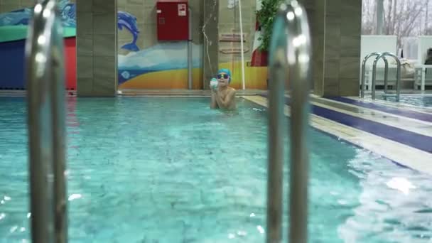 Kleiner Kaukasischer Junge Mit Schutzbrille Der Einem Pool Schwimmt Und — Stockvideo