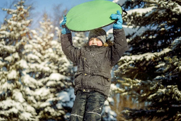 Милый Кавказский Мальчик Держит Снежную Тарелку Скользить Холма Зимнем Парке — стоковое фото