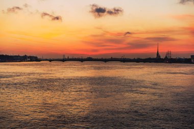 Saint-Petersburg 'da gün batımı. Neva Nehri, Peter ve Paul Castle 'ın manzarası. Yüksek kalite fotoğraf