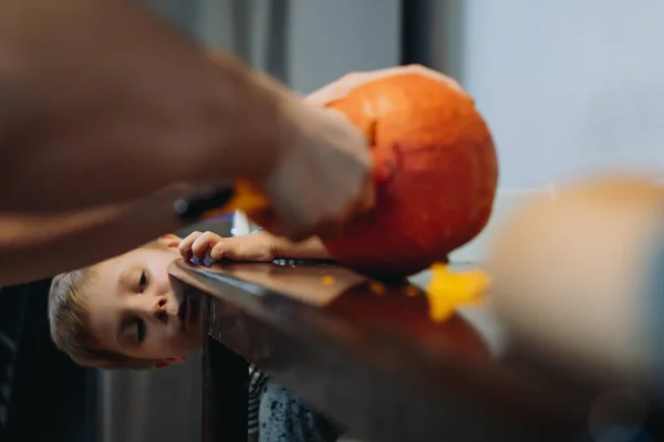 Caucasian Man Hands Carning Out Eyes Pumpkin Make Traditional Jack — Foto Stock