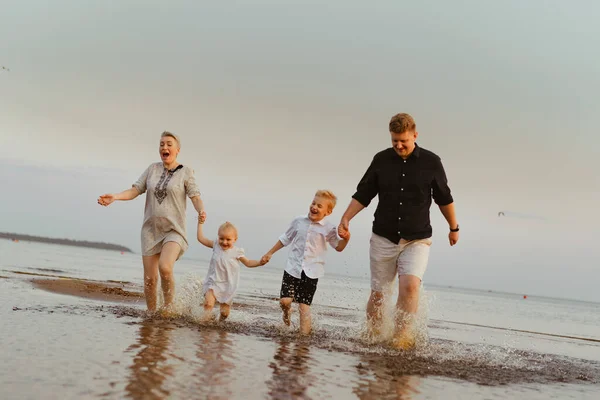 Bella Famiglia Caucasica Divertirsi Correndo Mare Tramonto Vacanze Estive Con — Foto Stock