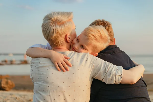 Ritratto Famiglia Caucasica Amorevole Tramonto Sulla Spiaggia Foto Alta Qualità — Foto Stock