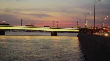 Neva nehri üzerindeki liteyny köprüsü, Saint Petersburg, Rusya. Şehirde günbatımı