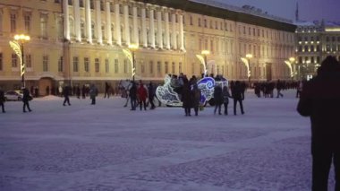 Saint-Petersburg, Rusya. 01.03.2022. İnsanlar yeni yıl tatillerinde saray meydanında yürürler. Turistler atlı kızakla geziyorlar. Şehirde trafik ışığı