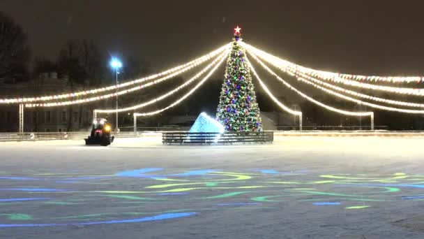 Ciągnik Czyszczący Lód Teraz Lodowisko Urządzone Oświetlone Boże Narodzenie Nagranie — Wideo stockowe