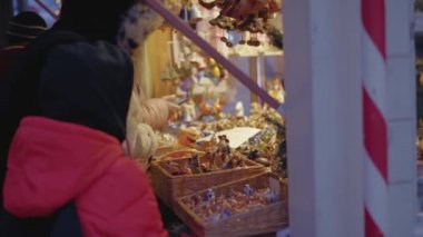 İnsanlar Noel pazarında hediyelik eşyalara bakıyor. Yüksek kaliteli FullHD görüntüler
