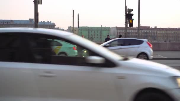 Saint-Petersburg, Ryssland. 11.31.2021 Folk väntar på grönt ljus på övergångsstället. Stad gata med bilar — Stockvideo