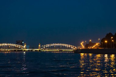 Rusya, Saint Petersburg 'daki aydınlanmış Bolsheokhtinsky Köprüsü gece görüşü. Yüksek kalite fotoğraf