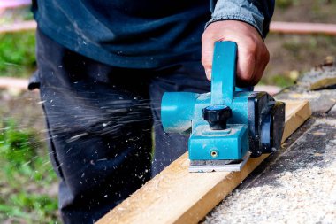 Tahtayı elektrikli bir uçakla inceliyorum..