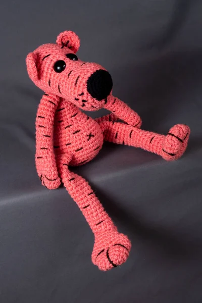 İğne işi ve yaratıcılık Amigurumi bebekleri tığ işi yapıyor.