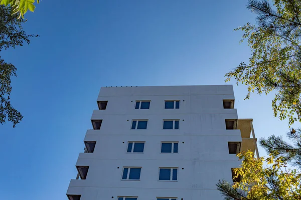 Mavi gökyüzüne karşı çok katlı yeni bir bina