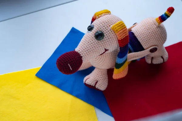 El yapımı amigurumi oyuncak bebek köpekleri. Arka plan çok renkli.