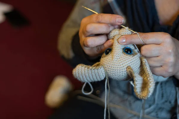 İğne işi ve yaratıcılık Amigurumi bebekleri tığ işi yapıyor.