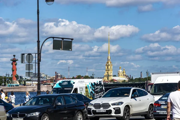 - Rusya. St. Petersburg 'da. Amiralalteyskaya seti. 10 Ağustos 2021. Açık yaz günü. Neva Nehri manzarası.