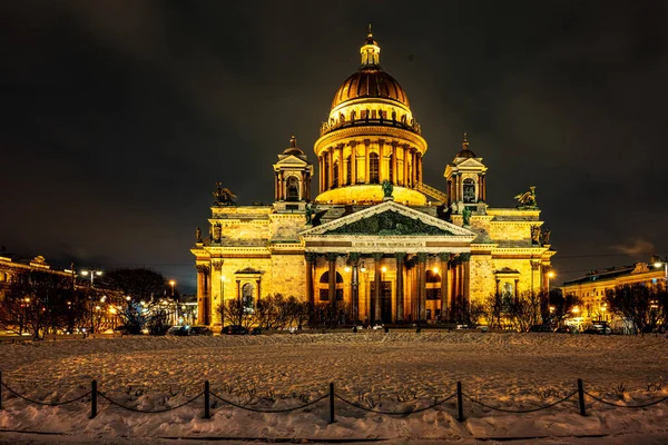 - Rusya. Aziz Petersburg. Isakievsky Meydanı. 19 Aralık 2021. St. Isaac Katedrali manzarası. Şehrin akşam manzarası.